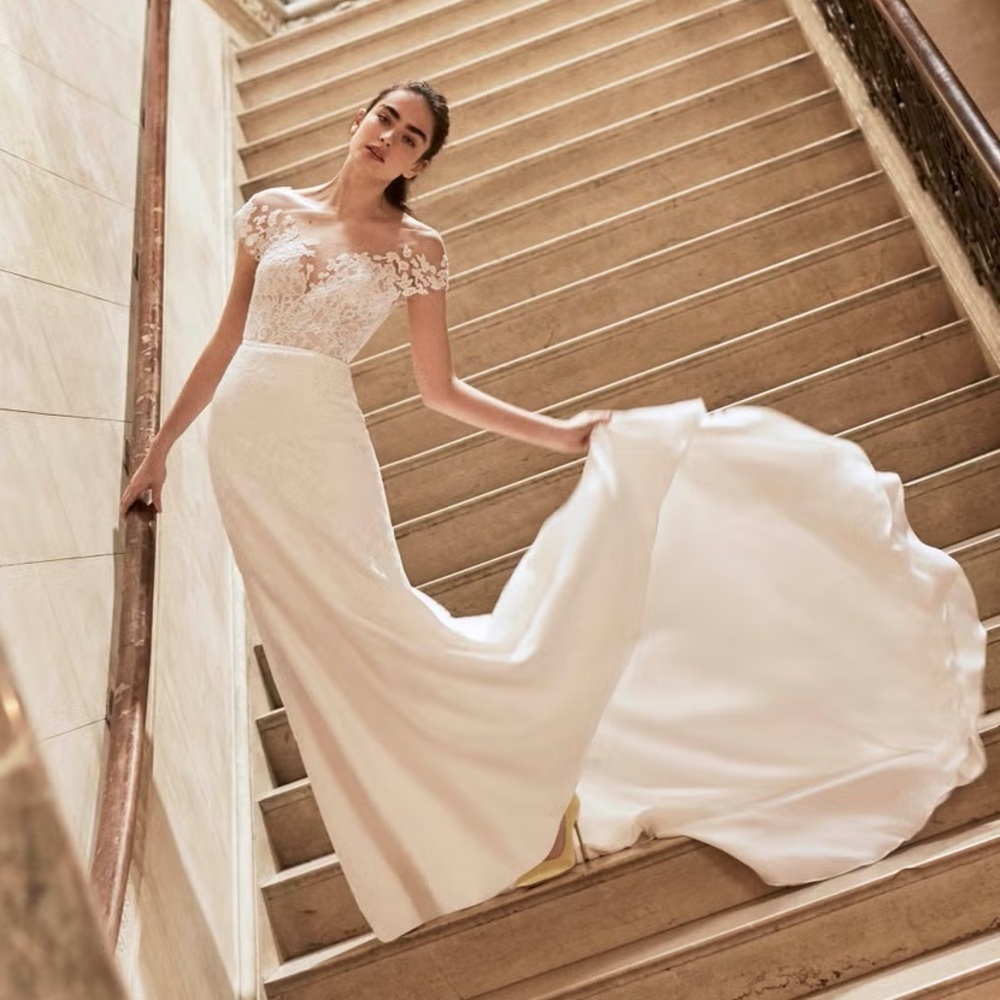 Carolina Herrera Elegant Ivory Lace Bodice Wedding Gown